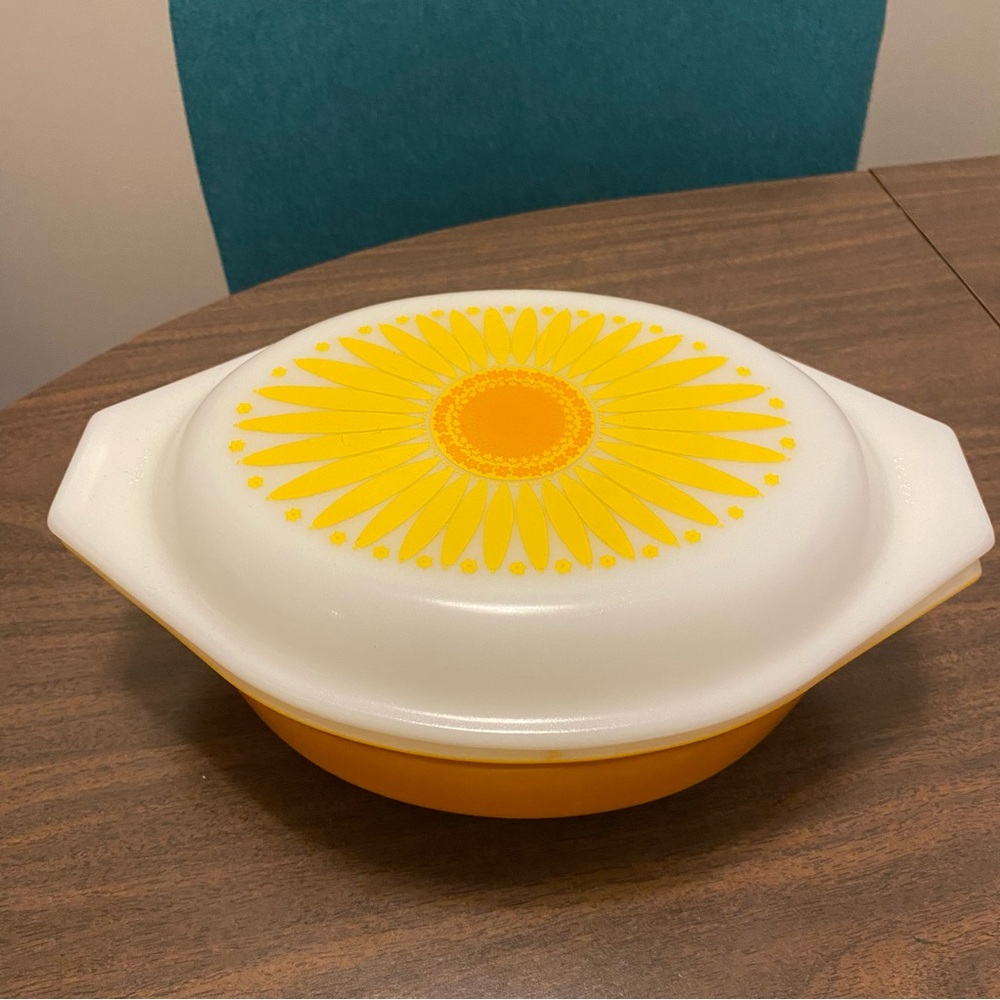 Vintage PYREX Daisy Sunflower 043 1.5 qt
Covered casserole dish